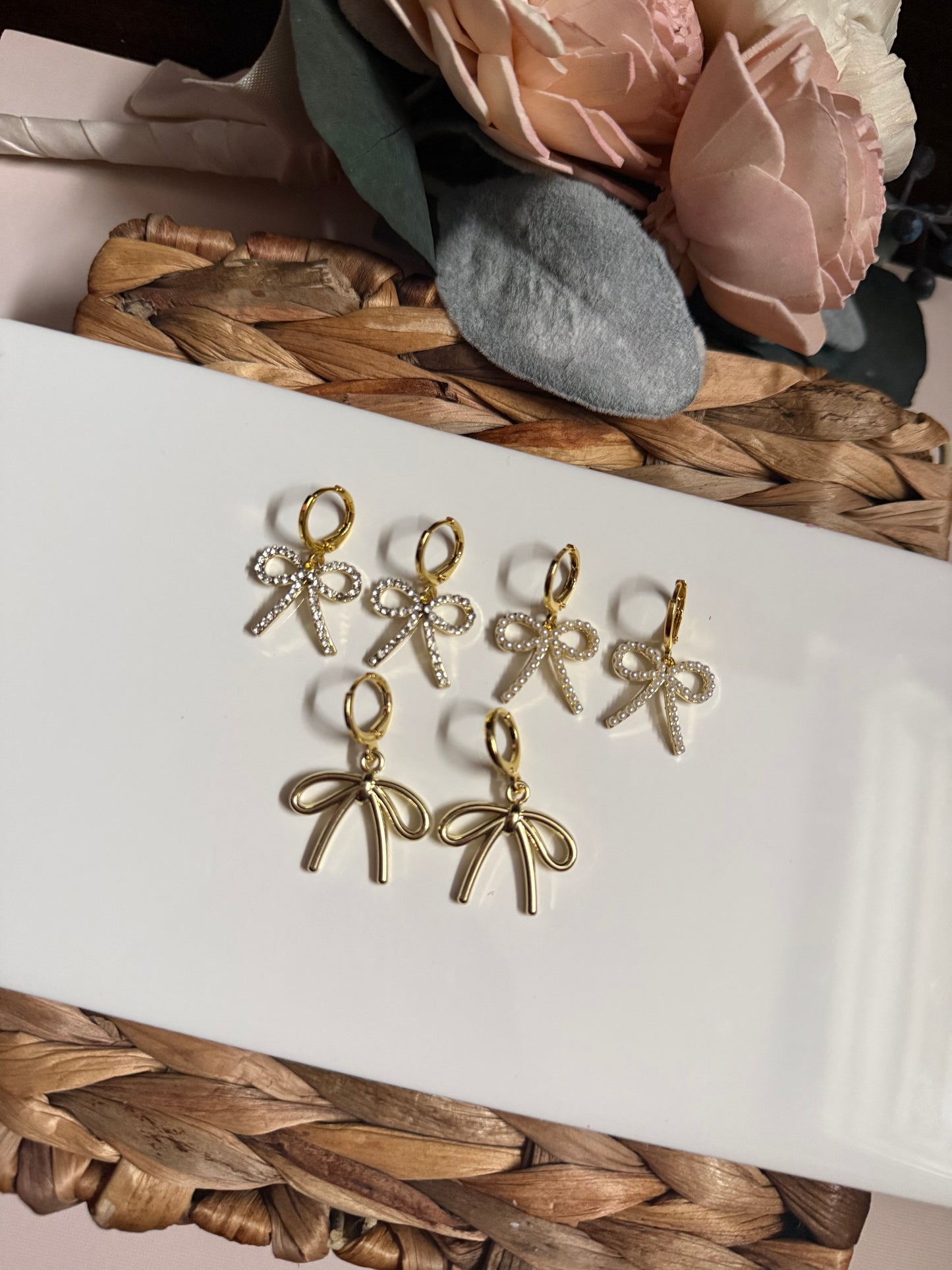 Bow Huggie