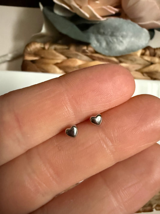 Dainty Heart Stud